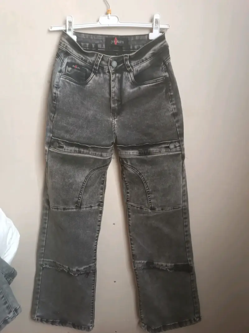 Jeans grises con diseño moderno para mujer