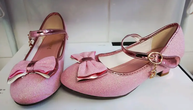 Zapatos princesa rosados con lazo y brillo