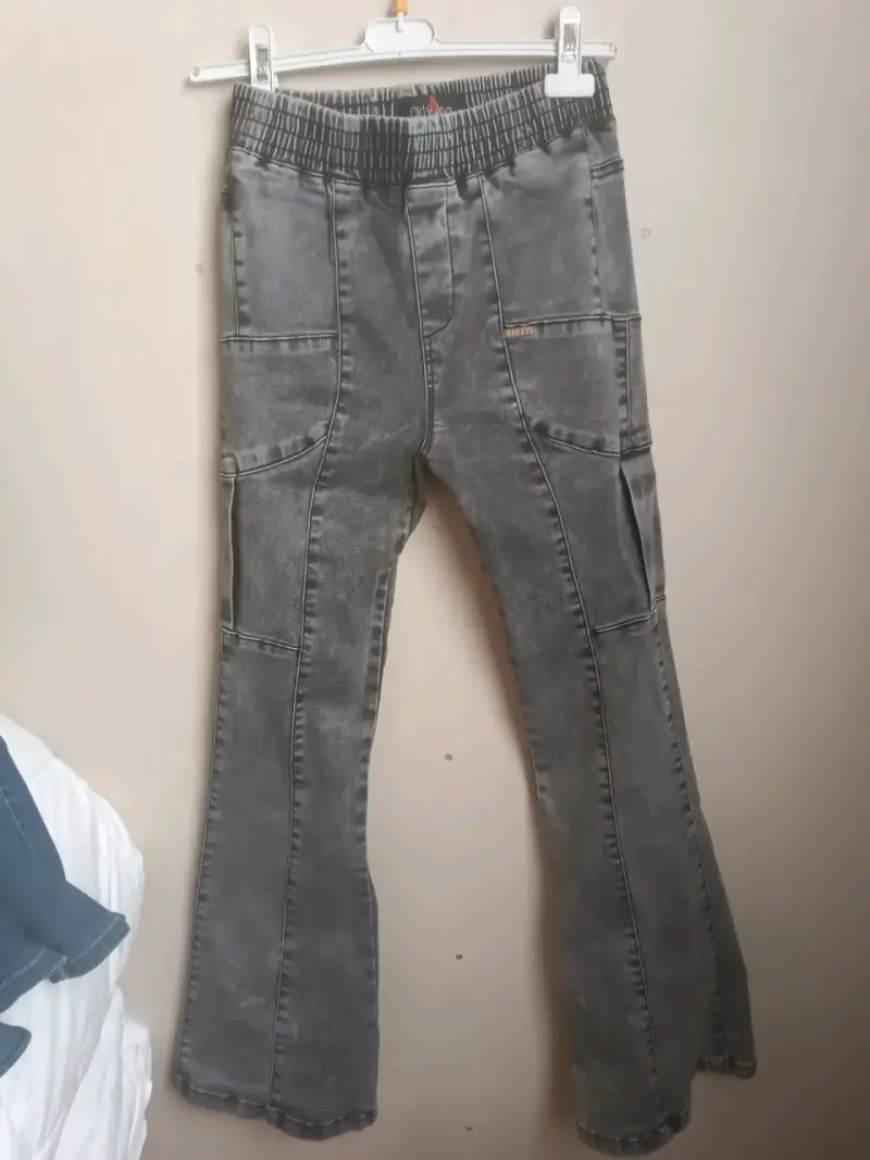 Pantalones de mezclilla grises con bolsillos
