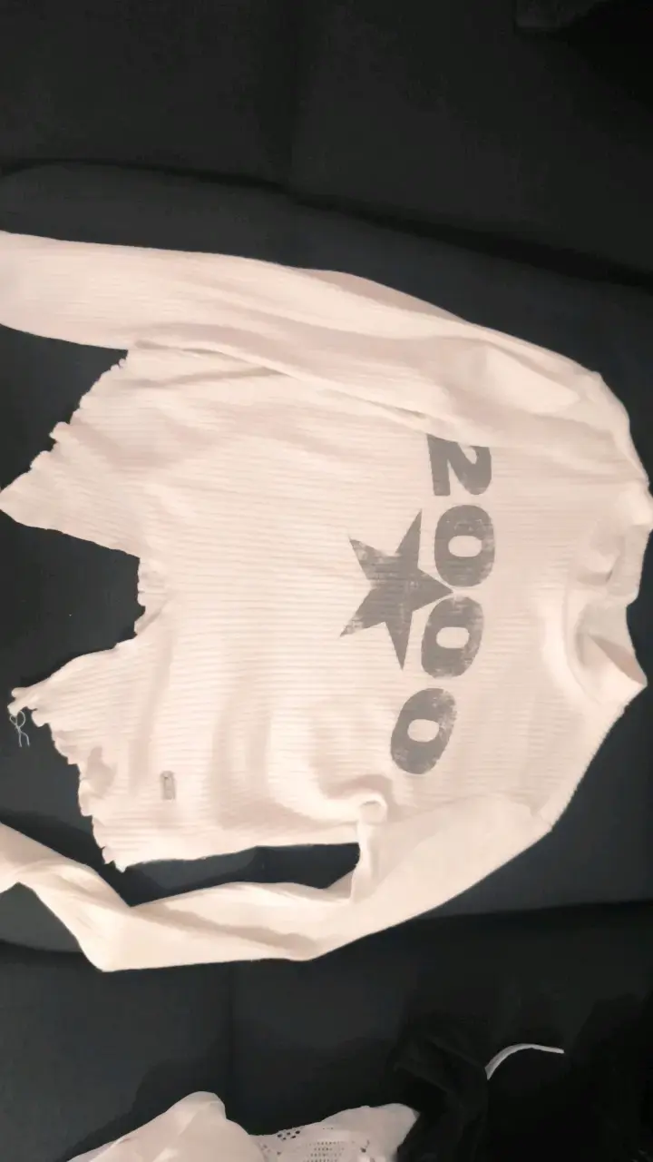 Polera blanca con diseño 2000 y estrella - 1