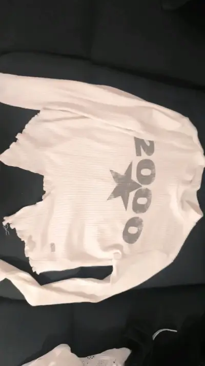 Polera blanca con diseño 2000 y estrella - miniatura 1
