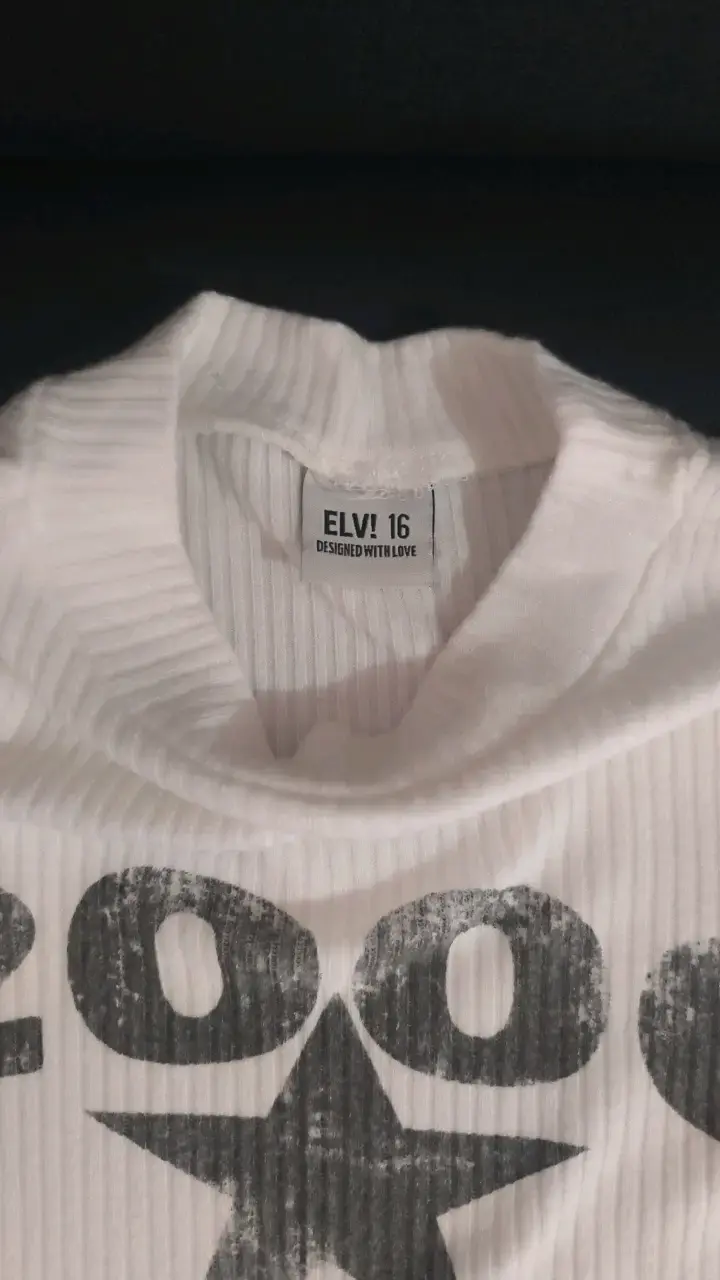 Polera blanca con diseño 2000 y estrella - 2