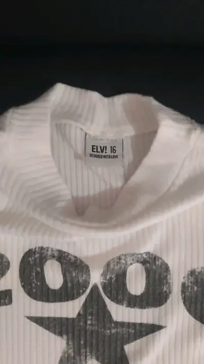 Polera blanca con diseño 2000 y estrella - miniatura 2