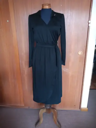 Vestido negro elegante con detalles brillantes - miniatura 1