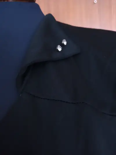 Vestido negro elegante con detalles brillantes - miniatura 2