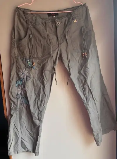 Pantalones cargo verdes con bordado floral - miniatura 1