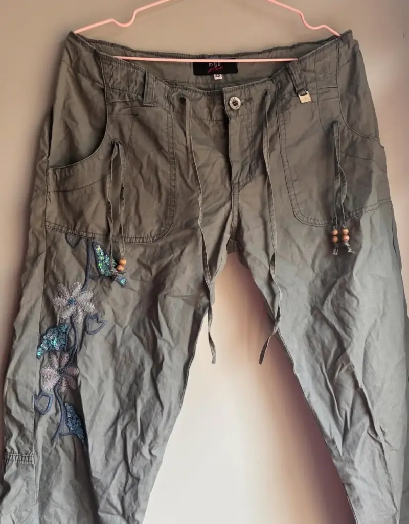 Pantalones cargo verdes con bordado floral - 2