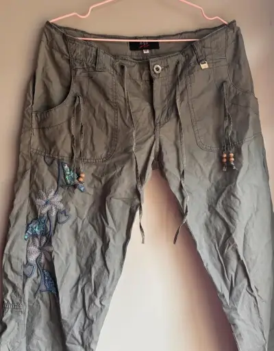Pantalones cargo verdes con bordado floral - miniatura 2