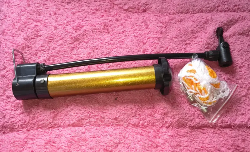Bomba de aire portátil dorada para bicicletas