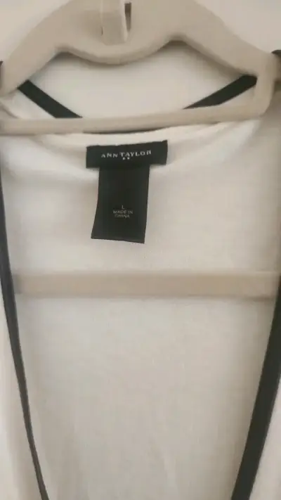 Cardigan blanco Ann Taylor con ribete negro - miniatura 2