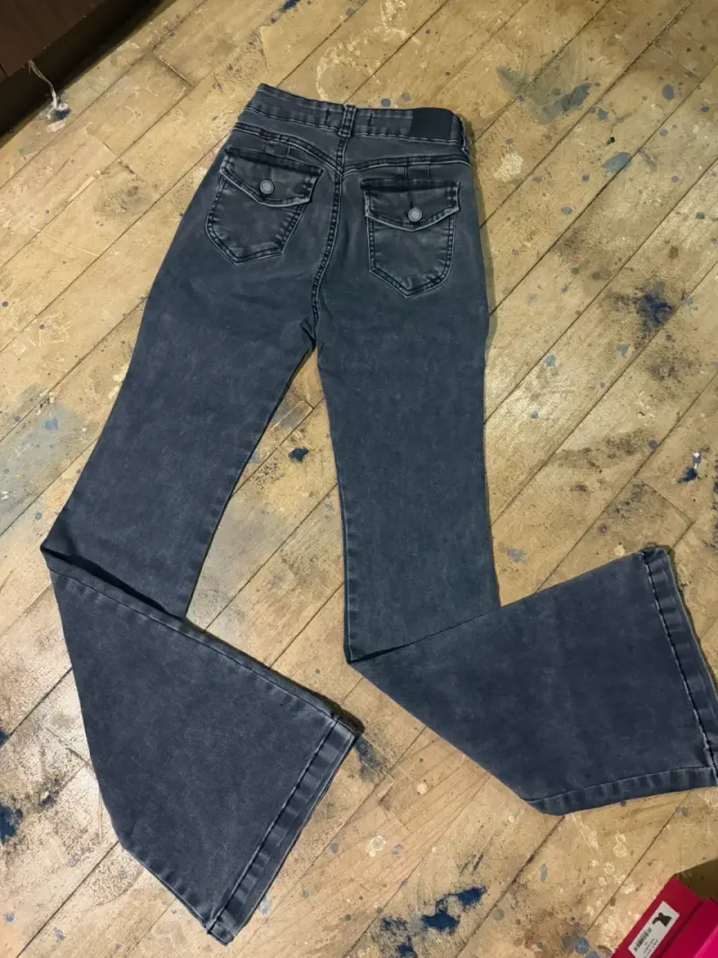 Jeans acampanados gris oscuro para mujer - 1