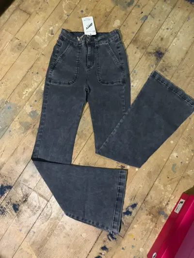 Jeans acampanados gris oscuro para mujer - miniatura 2