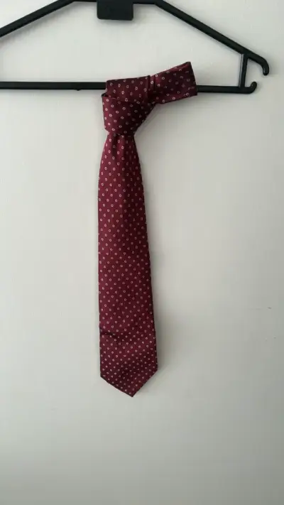 Corbata de seda roja con diseño de puntos - miniatura 1