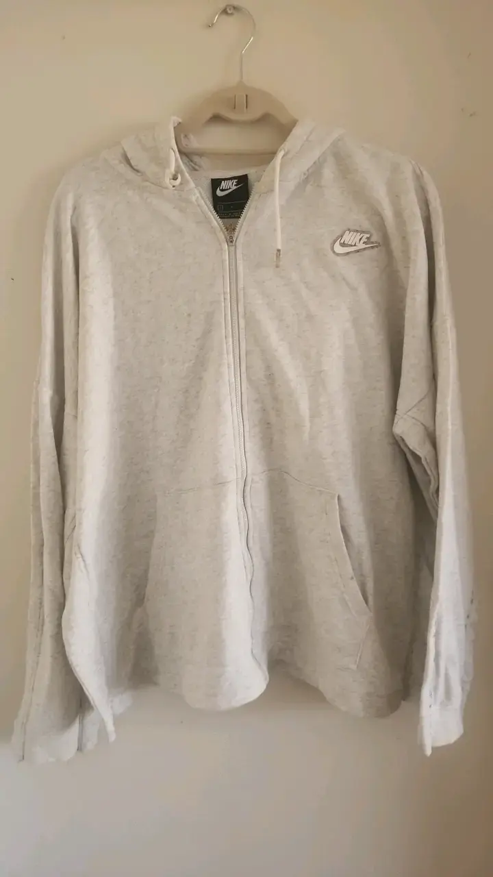 Polerón Nike gris con capucha y cierre - 1