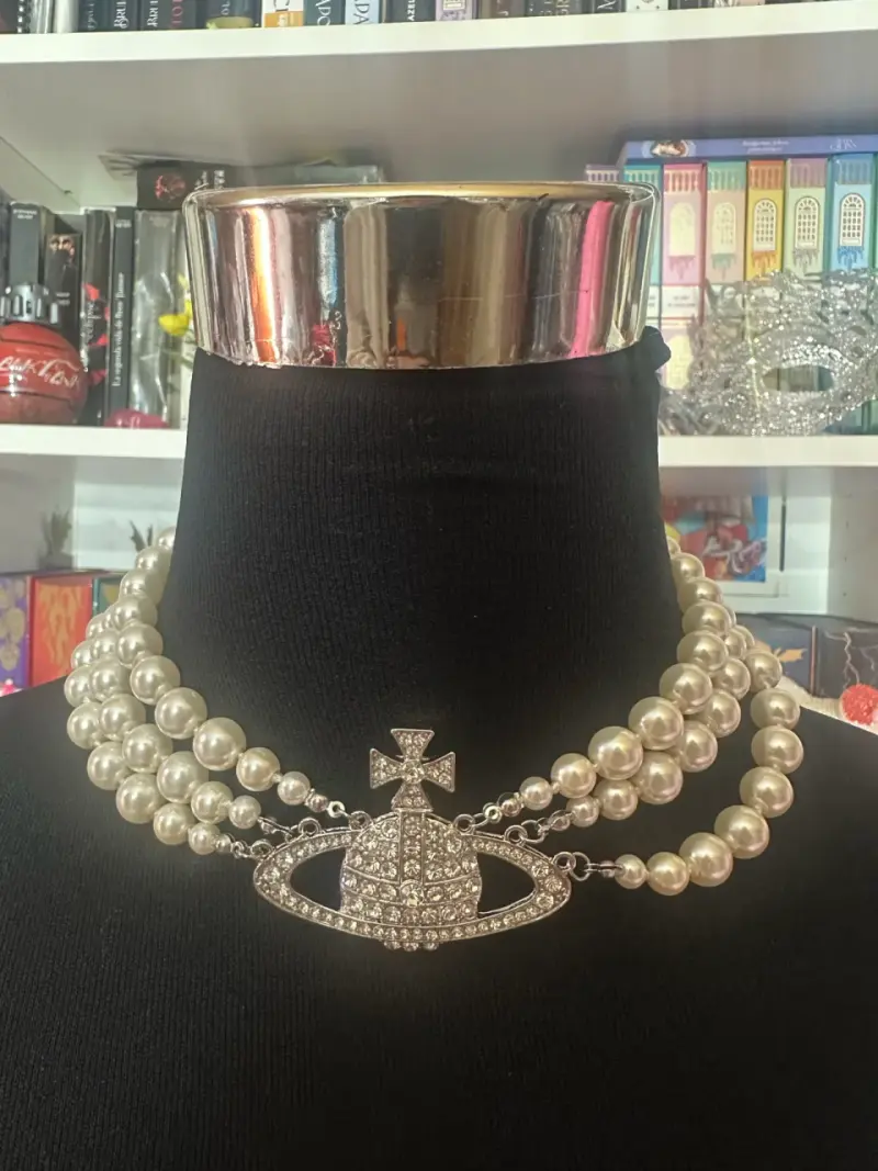 Collar de perlas con dije de metal - 1