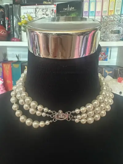 Collar de perlas con dije de metal - miniatura 2