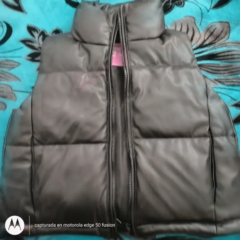Chaqueta puffa acolchado negro para niña .