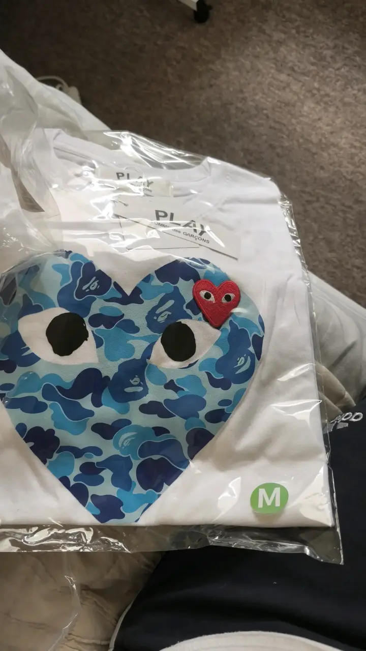 Polera blanca con estampado de corazón azul