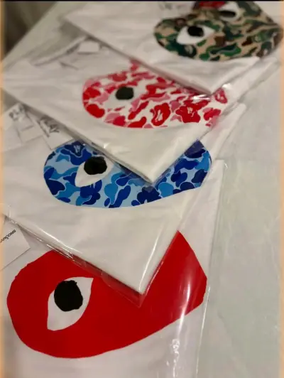 Polera blanca con estampado de corazón azul - miniatura 2