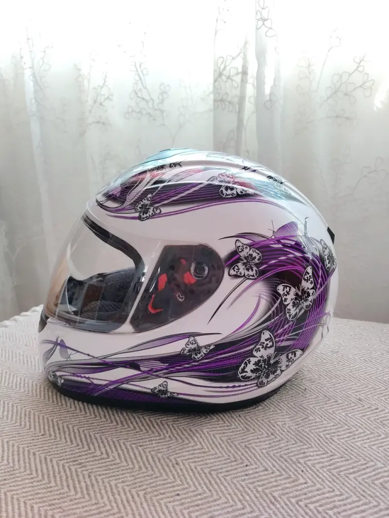 Casco de moto MT con diseño de mariposas - 1