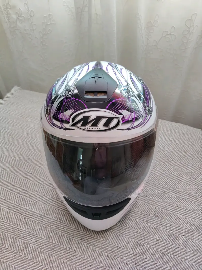 Casco de moto MT con diseño de mariposas - 2
