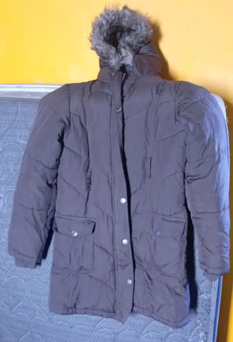 Parka negra con capucha de piel Old Navy XL - 1