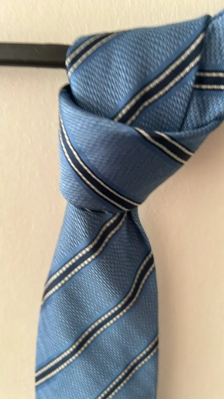 Corbata azul a rayas elegante - 3