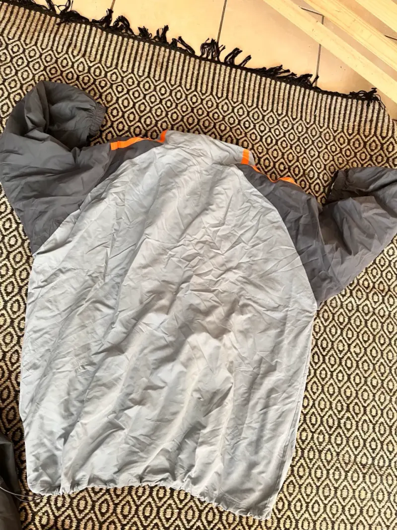 Cortaviento Wilson gris y naranja para hombre - 2