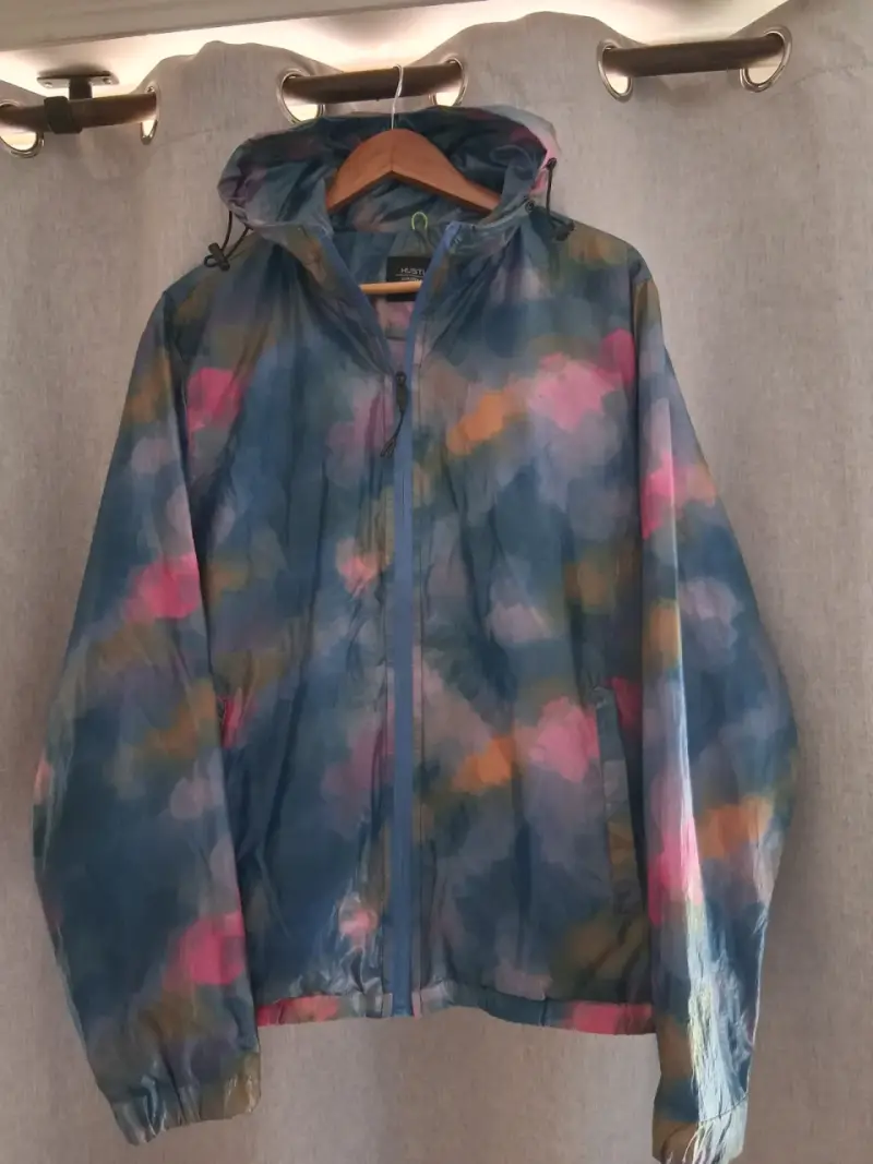 Chaqueta impermeable con capucha estampada