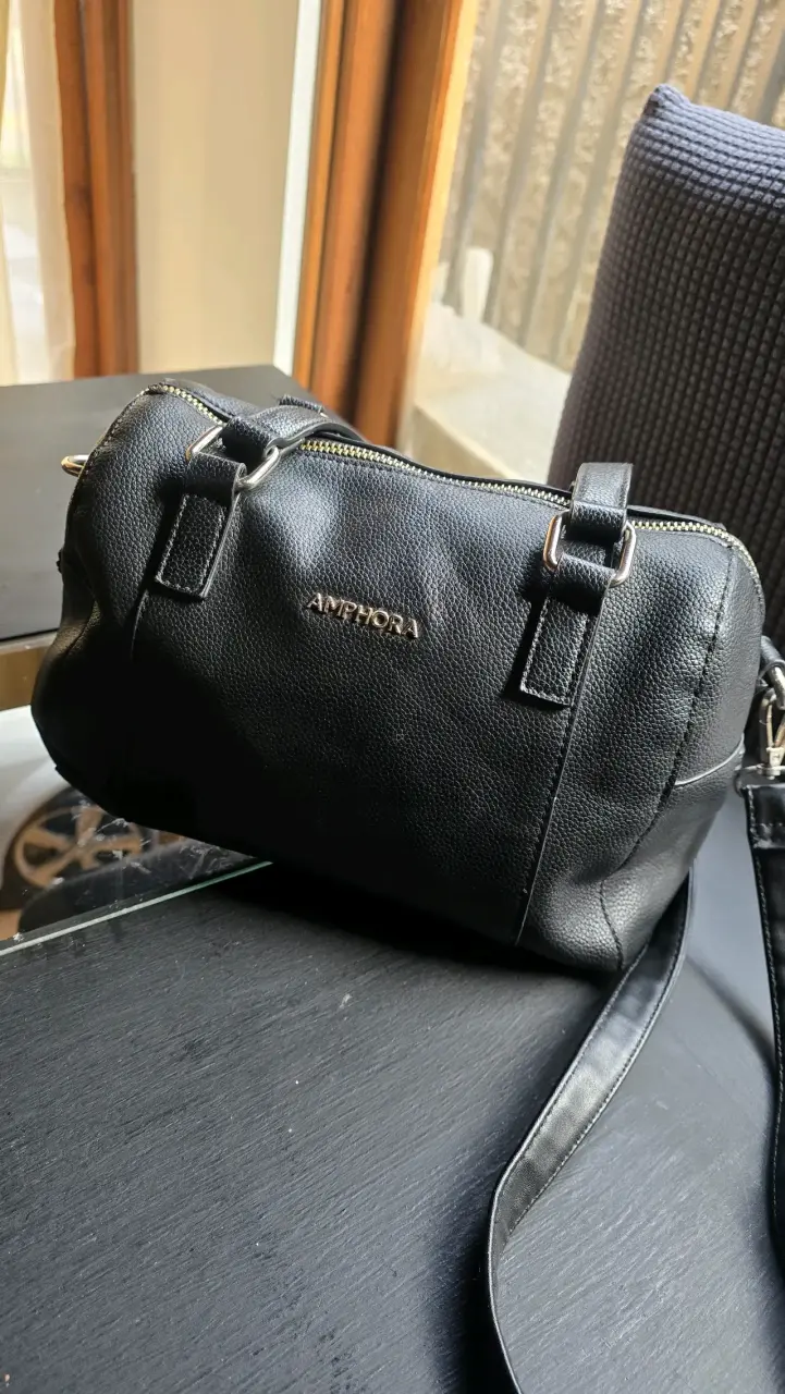 Bolso negro de cuero Amphora con correa ajustable - 1