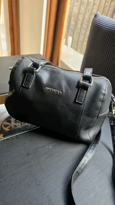 Bolso negro de cuero Amphora con correa ajustable - miniatura 1