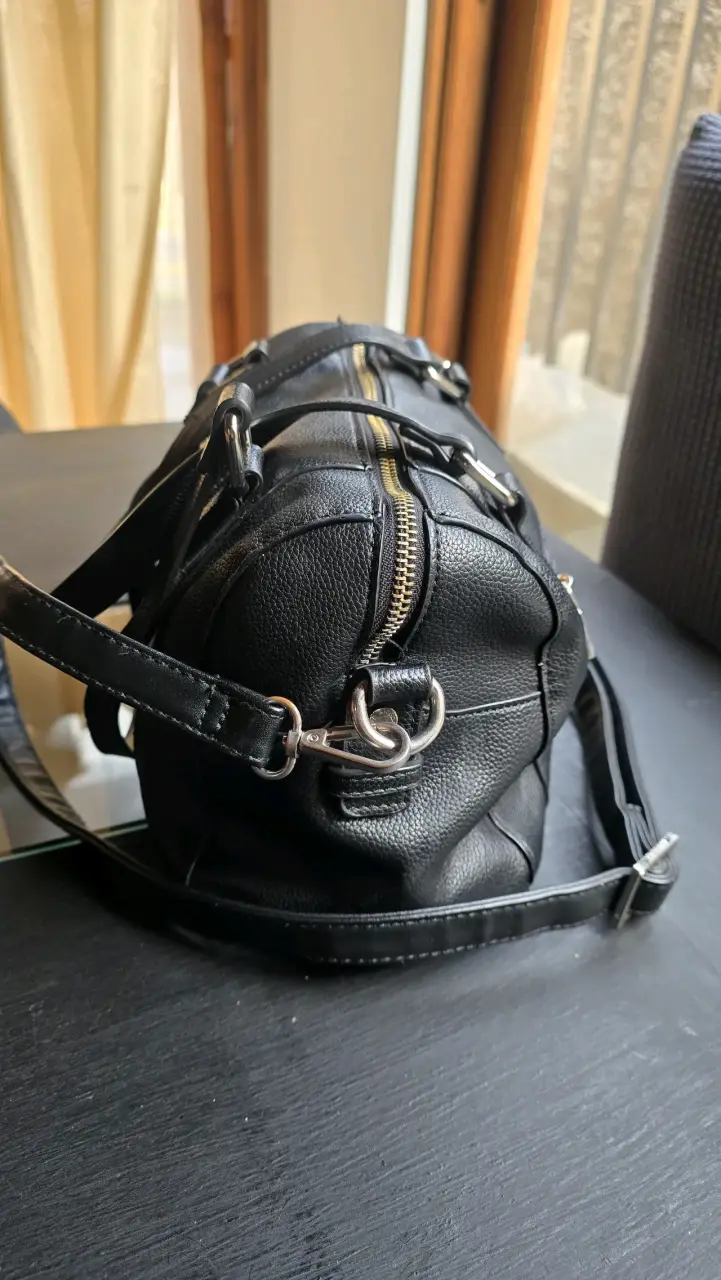 Bolso negro de cuero Amphora con correa ajustable - 3