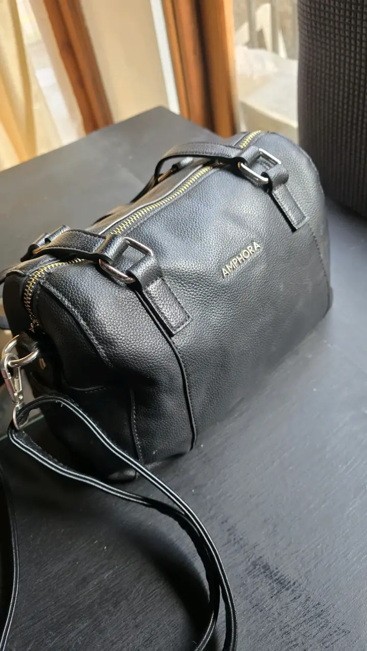 Bolso negro de cuero Amphora con correa ajustable - 4