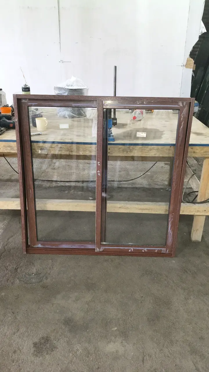 Ventana corredera de aluminio marrón con termopane