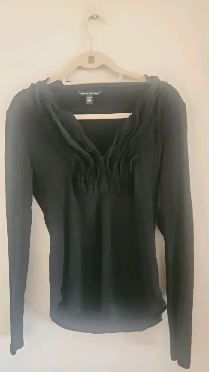 Blusa negra Banana Republic con detalles plisados - 1