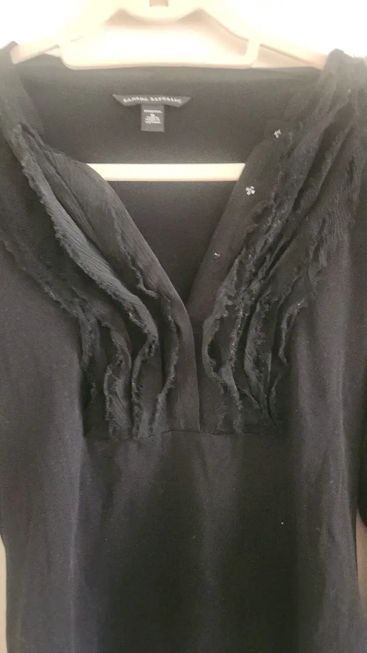 Blusa negra Banana Republic con detalles plisados - 3