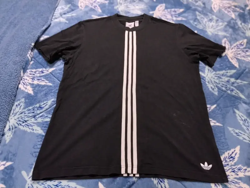 Polera negra con franjas Adidas