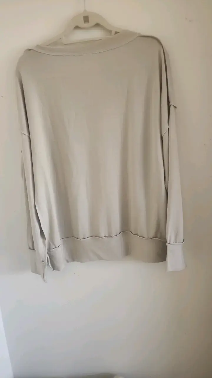 Polerón beige con estampado frontal - 2