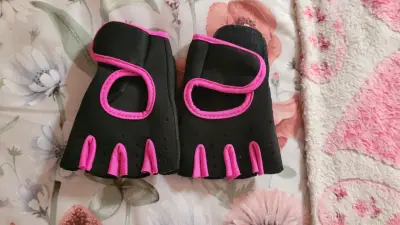 Guantes de entrenamiento negros y rosados - miniatura 1