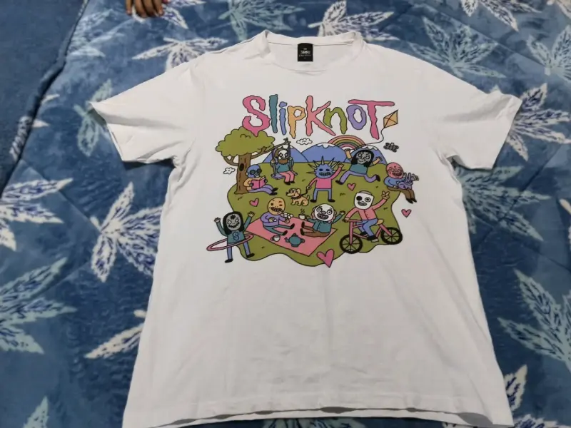 Polera Slipknot blanca con diseño gráfico