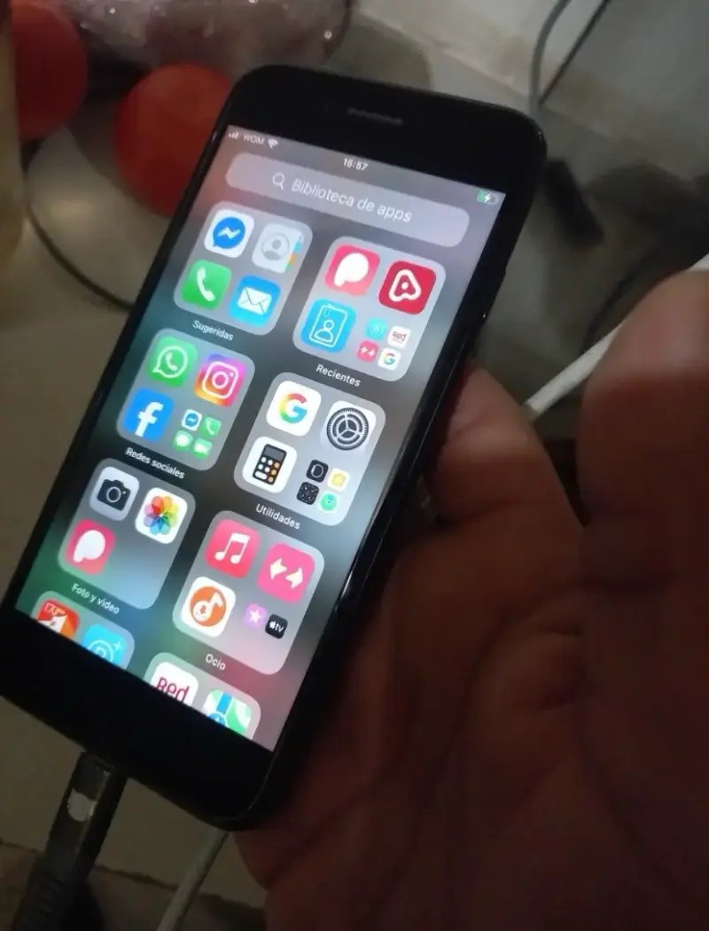 iPhone en buen estado +cargador sin riesgo de bloq - 2