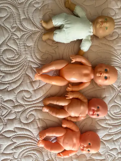Lote de Barbies y muñecas variadas - miniatura 2