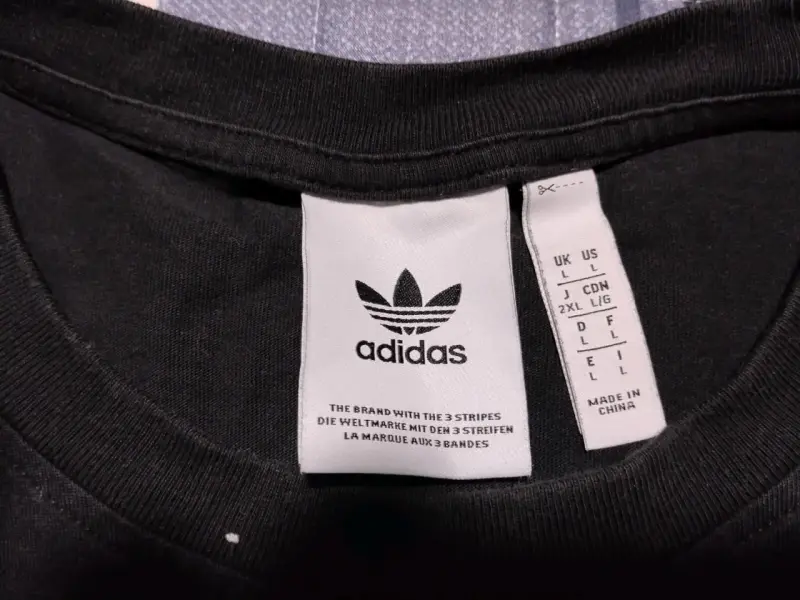 Polera negra Adidas con logo estampado - 2
