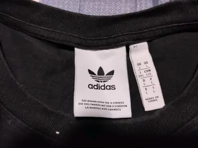 Polera negra Adidas con logo estampado - miniatura 2