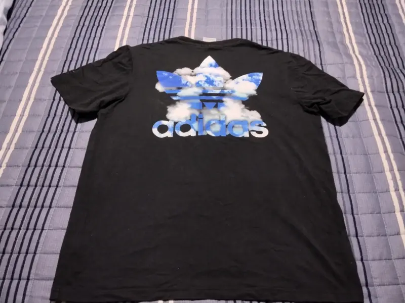 Polera negra Adidas con logo estampado - 3