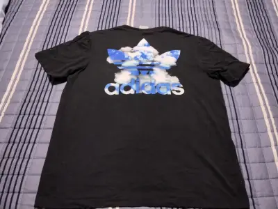 Polera negra Adidas con logo estampado - miniatura 3