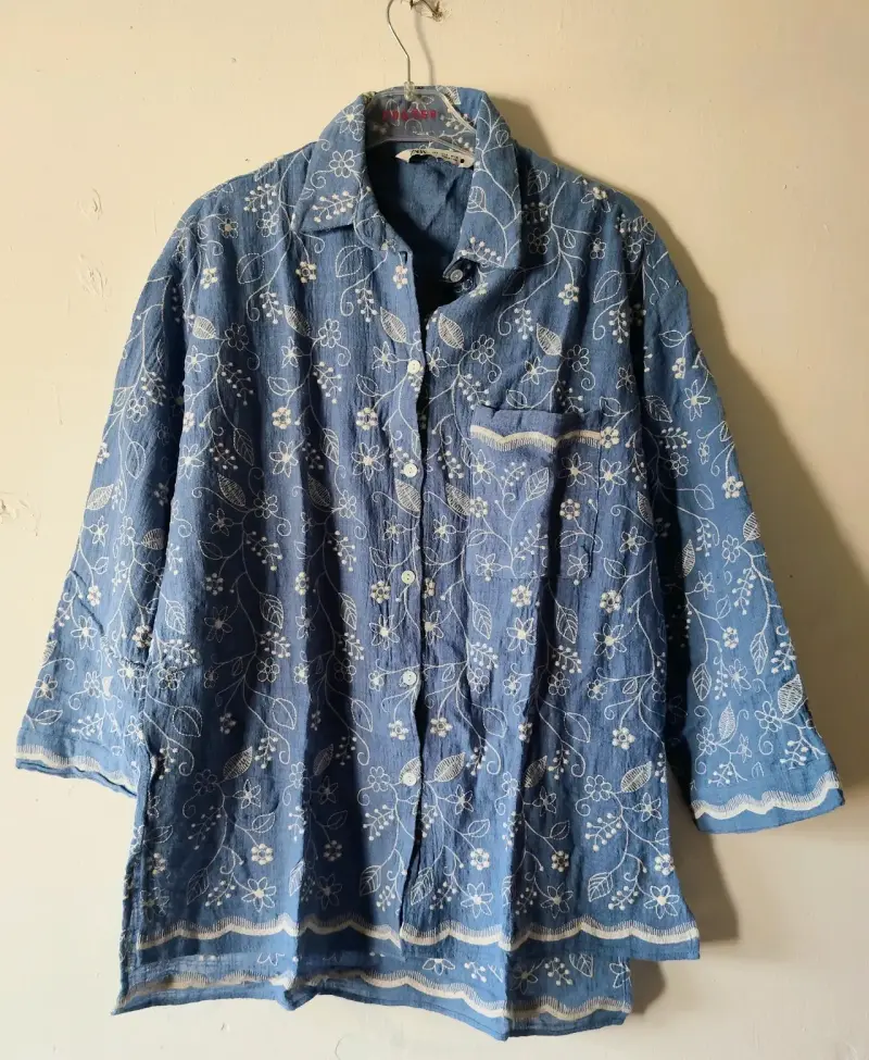 Blusa de mujer azul con bordado floral