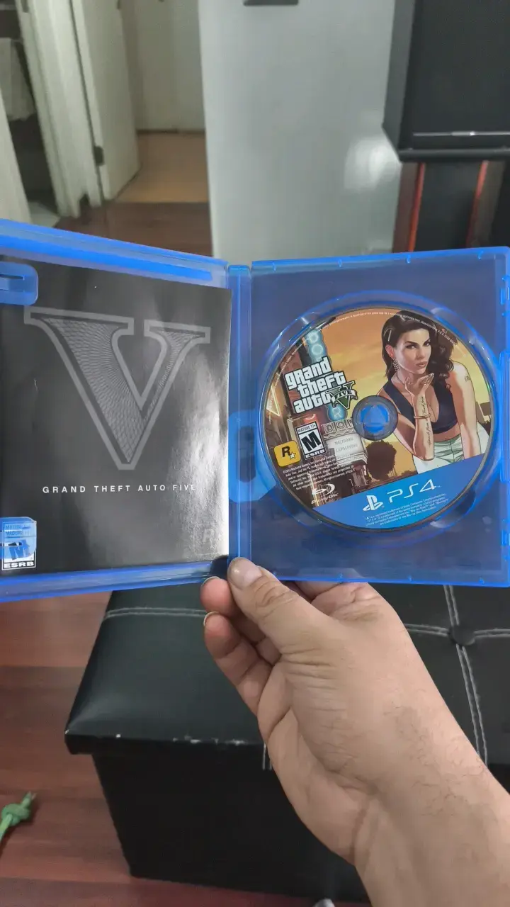 Juego PS4 Grand Theft Auto V en buen estado - 2