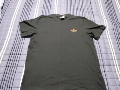 Polera negra Adidas con logo y diseño trasero - miniatura 1