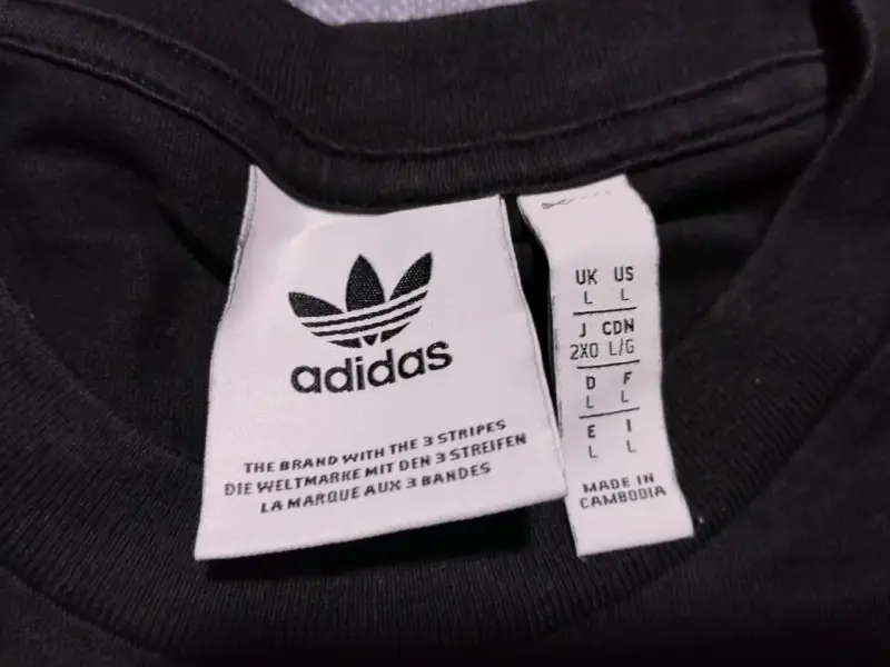 Polera negra Adidas con logo y diseño trasero - 2